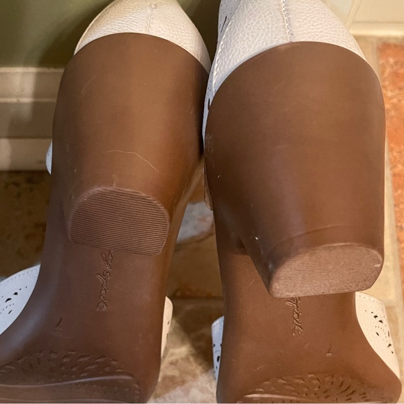 💋Gorgeous & Comfy Easy Spirit Perforated Velcro Ankle Strap Mary Jane Shoes! - Picture 7 of 13